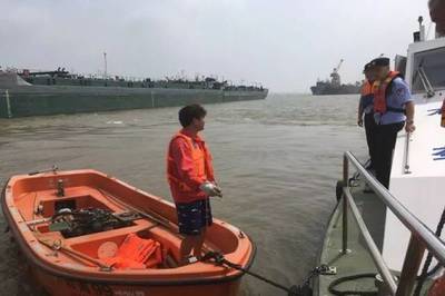 險!揚州男子駕駛救生艇在江中拋錨!沒帶手機無法求救…