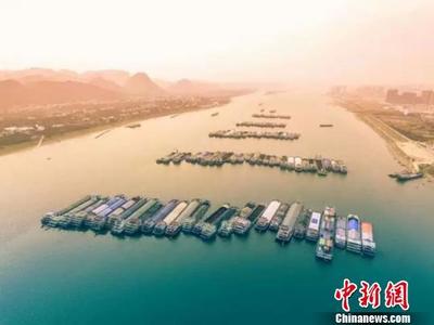 長(zhǎng)江宜昌段擁堵 海巡艇變身“水上巴士”免費(fèi)接送船員