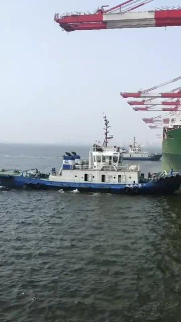 拖輪工作中,輔助船舶靠港,猜猜一次多少錢