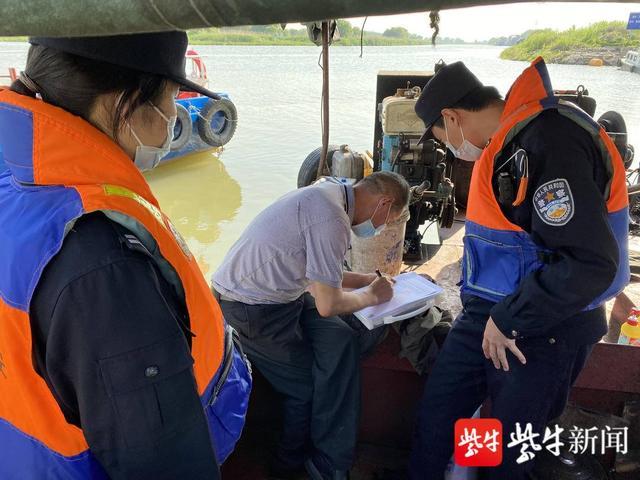 江蘇儀征一船主違規接送4名“紅碼”船員上岸被查處