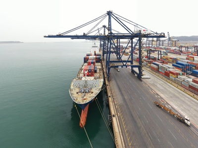 遼港集團今年首條外貿(mào)集裝箱航線開通運營