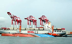 臺灣高雄港一艘千噸漁船被強風吹翻