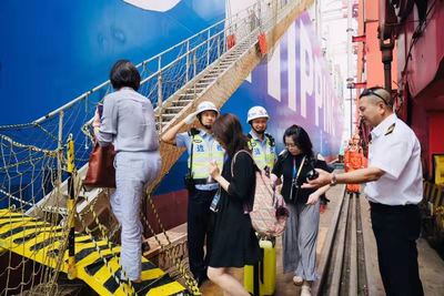 中遠海運船員家屬團聚上海自貿(mào)區(qū)臨港新片區(qū),邊檢簡化登輪手續(xù)實現(xiàn)"一次都不用跑"