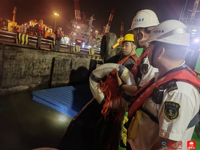 廣州南沙3個集裝箱落水,險情已處置,無人員傷亡