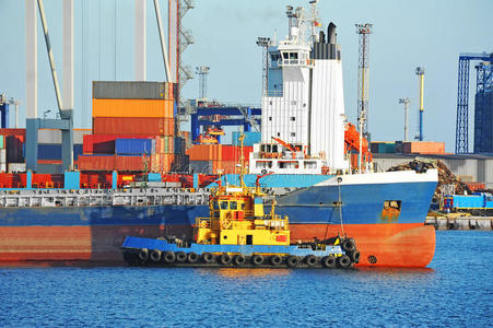 拖輪協助散貨船