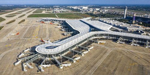 ?？诿捞m國際機場二期投入運營